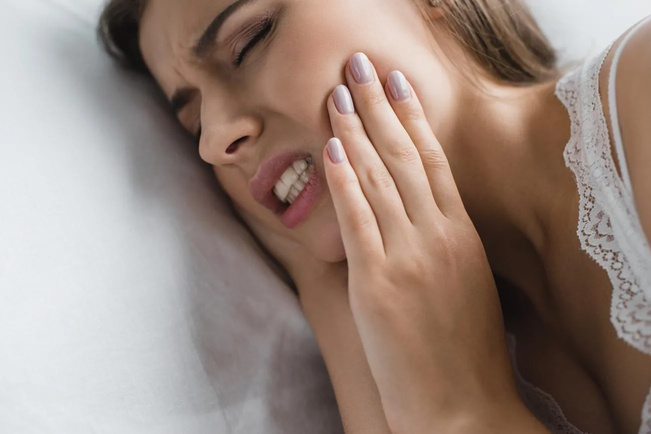 Mouvements et comportements du sommeil Douleur de la mâchoire au réveil, évocatrice de bruxisme